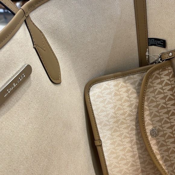 Michael Kors Eva Large Ombré Signature Logo Tote Bag
Husk 
NWT - Picture 10 of 16
